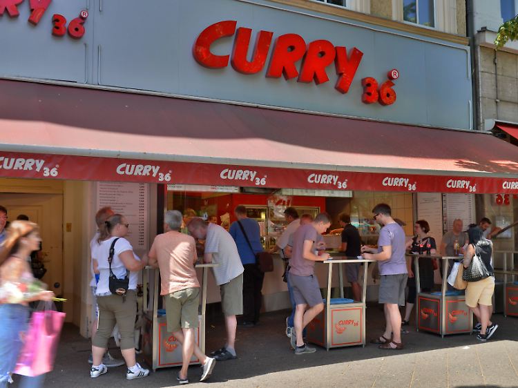 Currywurst geht auch bei Hitze: Vor "Curry 36" steht oft eine Schlange.