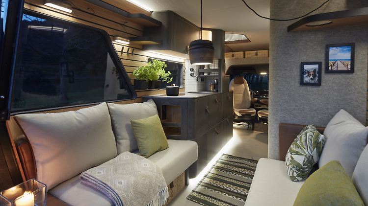 Mehr Wohnraum geht in einem Reisemobil wohl kaum. Hier haben die Designer von Studio SYN ganze Arbeit geleistet.