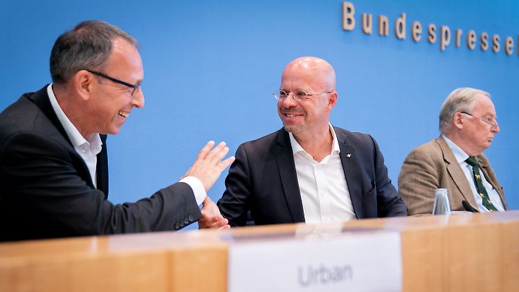 Die AfD verkündet einen großen Wahlerfolg in der Bundespressekonferenz. Das gab es seit 2017 nicht mehr.