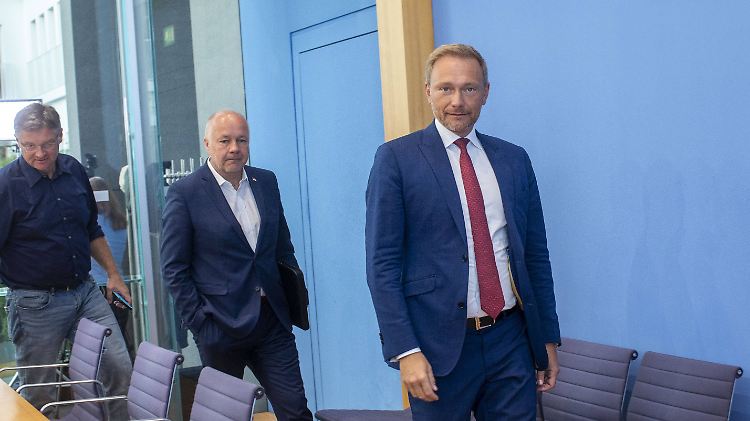 Lange Gesichter am Tag danach: Lindner, Goetz und Zastrow in der Bundespressekonferenz.