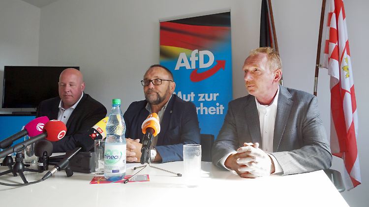 Der Bremer AfD-Chef Frank Magnitz (M.) und die Abgeordneten Mark Runge (l.) und Uwe Felgenträger spalten sich von der Fraktion ab.