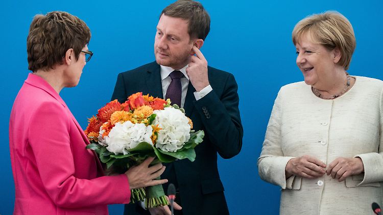Die gute Laune täuscht: Kramp-Karrenbauer gemeinsam mit Kretschmer und Merkel.