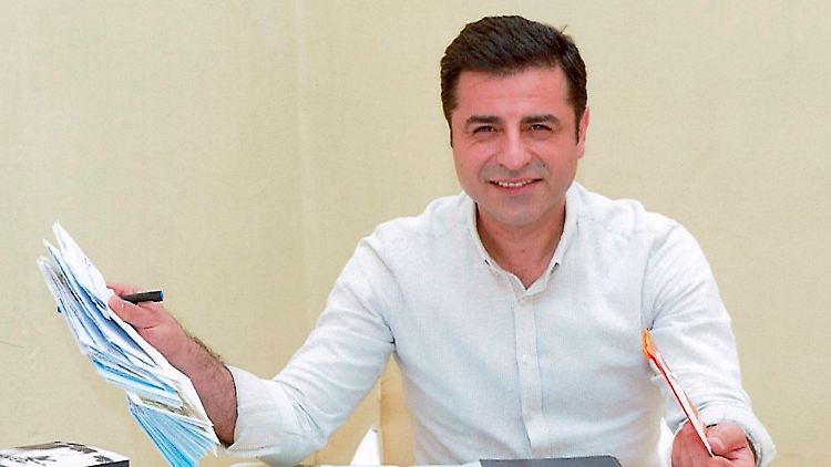 Selahattin Demirtas in seiner Gefängniszelle, wo er seit November 2016 in U-Haft sitzt.