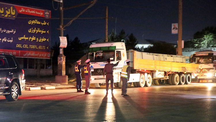 Afghanisches Sicherheitspersonal trifft am Ort der Explosion in Kabul ein.