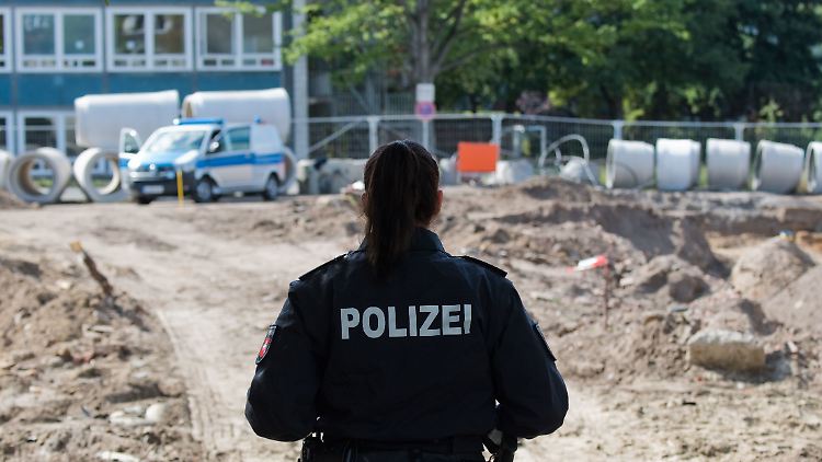 Eine Polizistin bewacht eine Zufahrt zu einer Baustelle im Zooviertel in Hannover. Auf der Baustelle ist eine Fliegerbombe aus dem Zweiten Weltkrieg entdeckt worden.