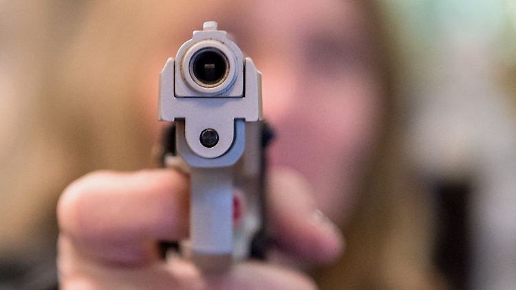 Immer mehr Deutsche legen sich eine Schreckschusspistole zu.