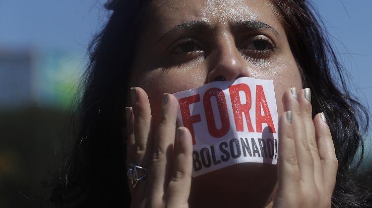 "Bolsonaro raus" steht auf dem Aufkleber, mit dem die Lehrerin ihren Mund bedeckt. Sie demonstriert gegen die Einsparungen im Bildungssektor, die Bolsonaro angekündigt hat.