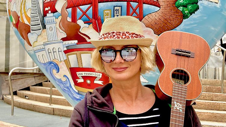 Diana All nimmt ihre Ukulele überall mit hin.
