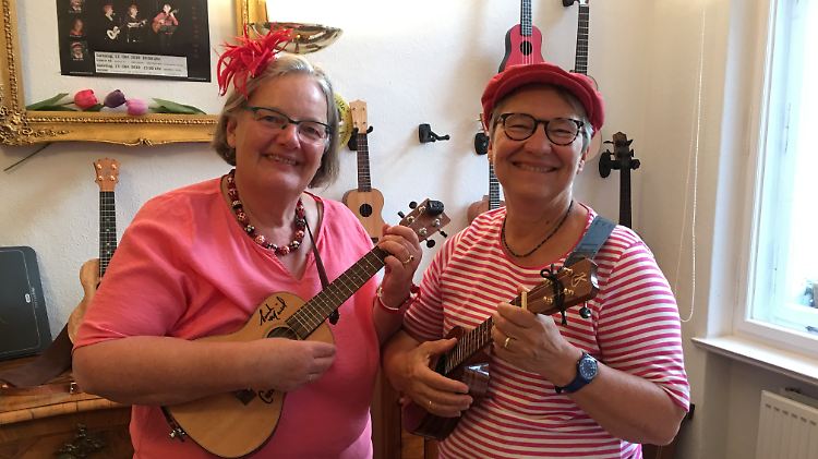 Marion Schmidt (li.) und Monika Saße sind der Ukulele verfallen.