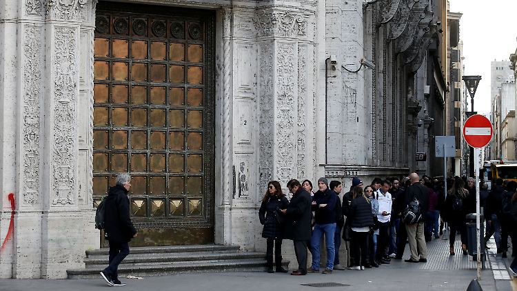 Die argentinischen Bürger müssen derzeit lange Wartezeiten in Kauf nehmen, um an Bargeld zu kommen.
