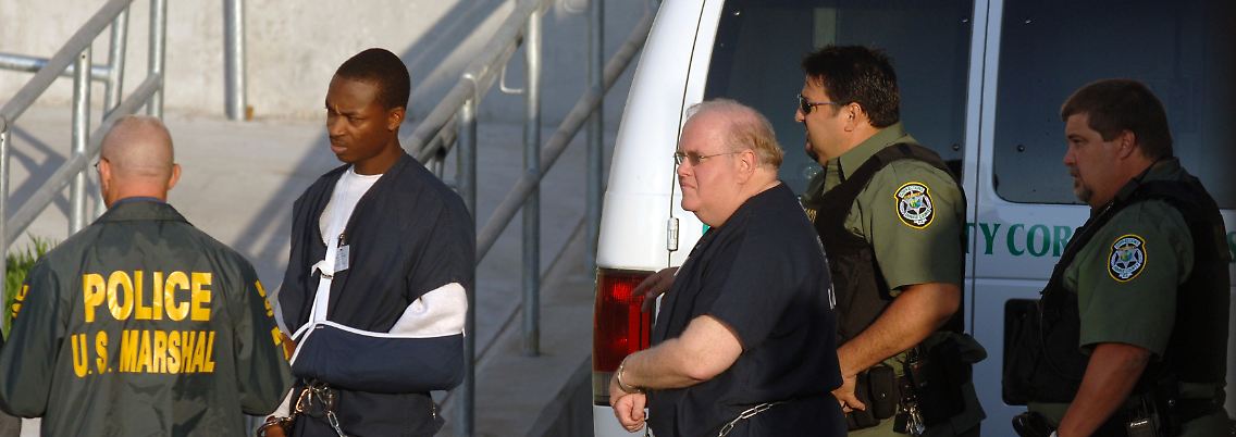 Der ehemalige Musikmogul Louis Pearlman (Mitte) wird im Juli 2007 ins Gericht in Orlando, Florida, gebracht. Im Alter von 62 Jahren stirbt er 2016 in einer Haftanstalt in Texarkana im US-Bundesstaat Texas.