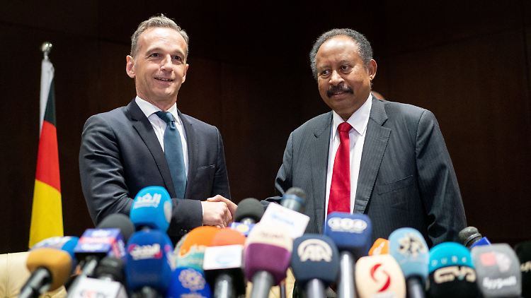 Der erste Außenminister, der seit dem Sturz den Sudan besucht: Maas sagt Übergangspremier Abdalla Hamdok 15 Millionen Hilfen aus Deutschland zu.