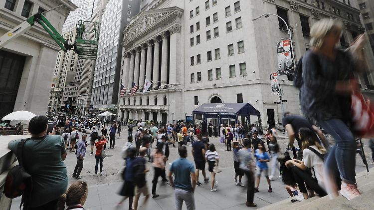 Fußgänger gehen auf der Wall Street an der New York Stock Exchange vorbei. 