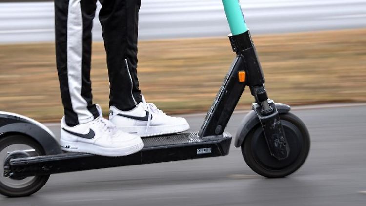 Die E-Scooter sind seit Mitte Juni in Deutschland erlaubt. Seitdem gibt es Streit um ihre Sicherheit.