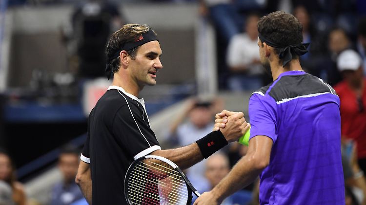 Roger Federer muss am Ende eines Krimis seinem Gegner Grigor Dimitrow gratulieren.