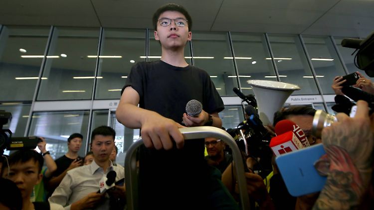 Joshua Wong gibt im Juni der Presse ein Statement.