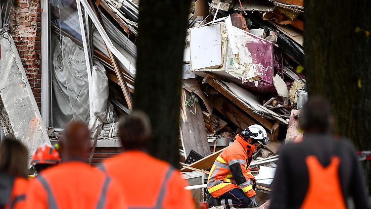 Nach der Explosion in einem Wohngebiet in Antwerpen gilt eine Frau als vermisst. Nun haben die Rettungskräfte einen leblosen Körper unter den Trümmern entdeckt.