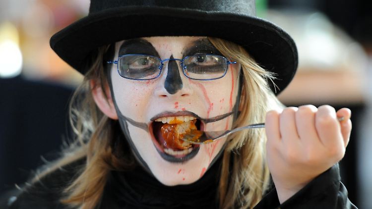 Auch bei Kindern und Jugendlichen ist Currywurst ein Renner - nicht nur zu Halloween.