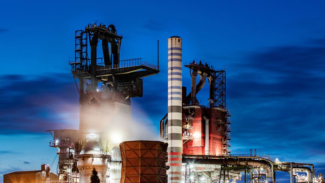 Noch heute steigt Qualm aus den Schloten der Hochöfen von Thyssenkrupp auf: Trotzdem schwächelt die Kernsparte Stahl bereits seit einigen Jahren.