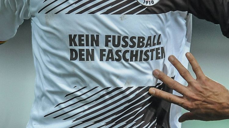 Mit diesem Trikot lief Fußball-Zweitligist FC St. Pauli in der Saison 2015/16 einmal auf. Seit dem hat sich wenig geändert.