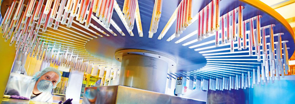 Verpackungsroboter bei der Division Bayer Pharmaceuticals in Berlin.