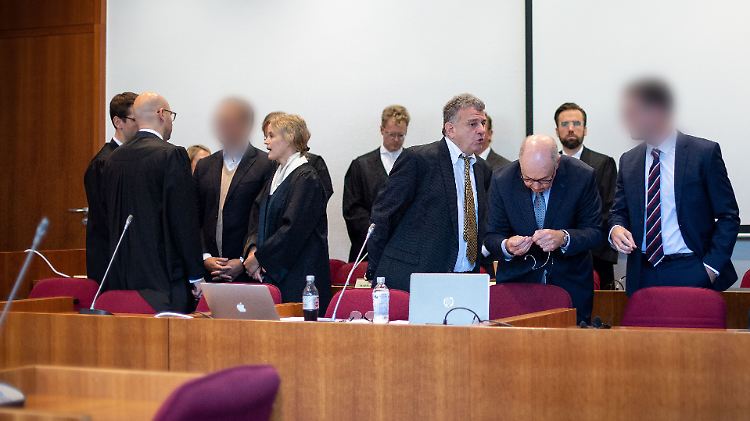 Die Angeklagten werden im Landgericht unterstützt von Verteidigern, Übersetzern und Vertretern verschiedener Banken.