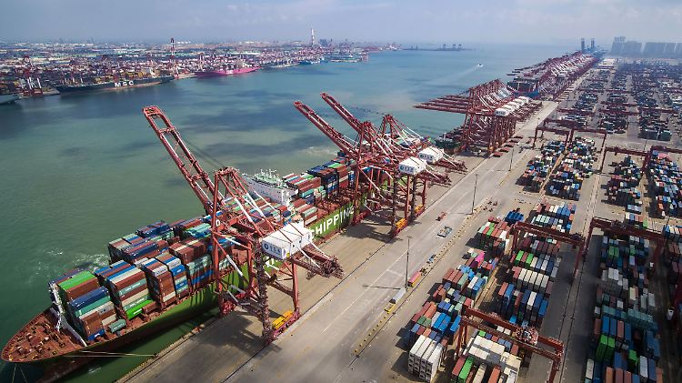 Ein Containerschiff liegt im Hafen in der ostchinesischen Provinz Shandong. Sowohl die chinesische als auch die US-amerikanische Wirtschaft leiden unter dem Handelsstreit.