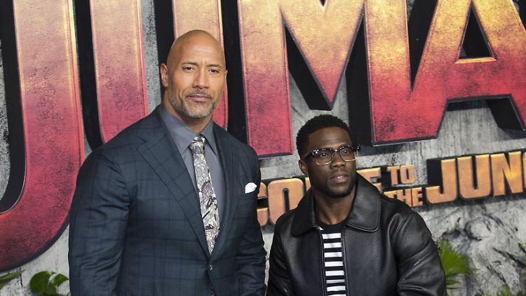 Prioritäten müssen sein: Für seinen Kumpel Kevin Hart lässt "The Rock" sogar seine frischgebackenen Ehefrau sitzen.