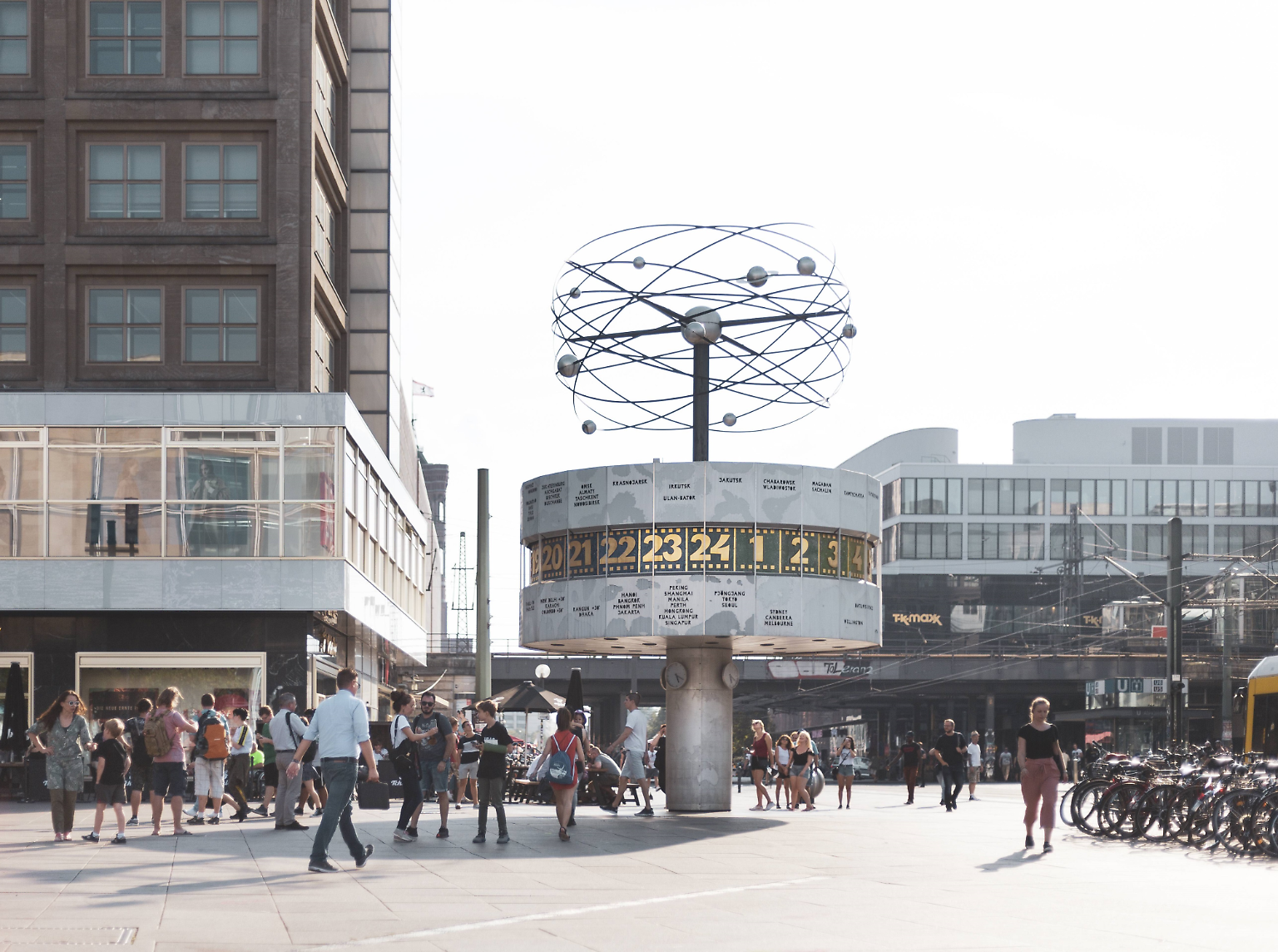 Wer in Berlin am Alexanderplatz vorbeikommt - und wohl jeder Hauptstädter und Besucher tut das früher oder später - ...