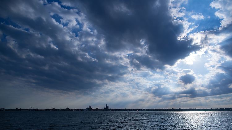 Ein Bad in der Ostsee kann gefährlich sein: Vibrionen vermehren sich bei warmen Wassertemperaturen besonders stark.