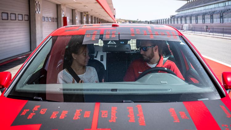 Der Autor im Gespräch mit Gamze Kabil, einer von wenigen Frauen der Vehicle Dynamics Convention.