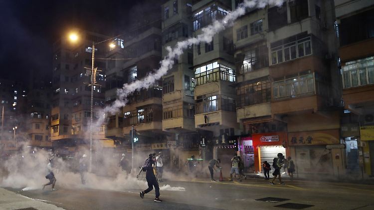 Polizisten setzen Tränengas gegen Demonstranten in Hongkong ein. Die Proteste dauern seit knapp drei Monaten an.