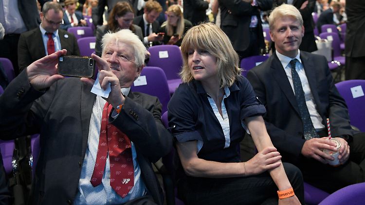 Vater Stanley Johnson (v.l.), Schwester Rachel Johnson und Jo Johnson.