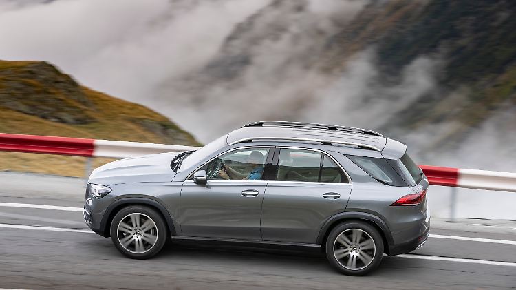 Auch als 300 d zieht der GLE im bergigen Kurvengewirr sauber seine Bahn.