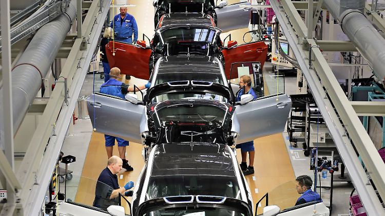 Zur Herstellung von E-Autos werden weniger Menschen benötigt - auch dieser Stellenabbau könnte problematisch werden.