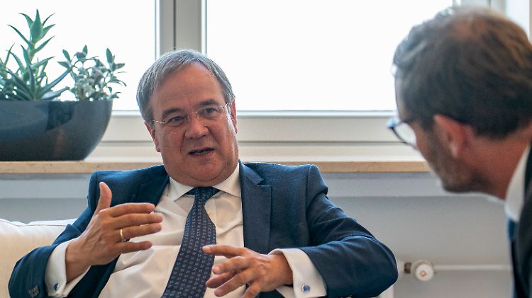 Nordrhein-Westfalens Ministerpräsident Armin Laschet im Gespräch mit n-tv.de Chefredakteur Tilman Aretz.