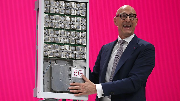 Timotheus Höttges, Vorstandsvorsitzender der Telekom, zeigt die neuen 5G-Antennen.