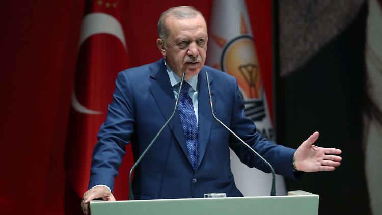 Neben der Rede vor Provinzvorstehern sprach Erdogan in Ankara auch vor Anhängern der Regierungspartei AKP.