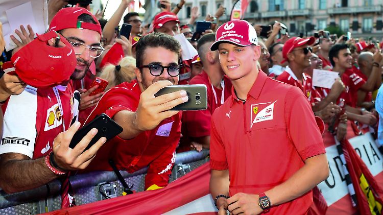 Mick Schumacher wird von den Ferrari-Fans hofiert.