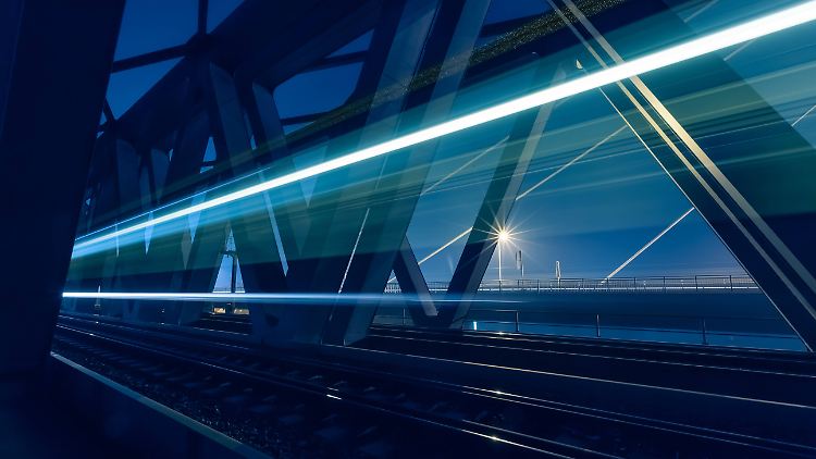 Die Geschwindigkeit eines Lichtstrahls in einem fahrenden Zug addiert sich nicht auf die Fahrtgeschwindigkeit.