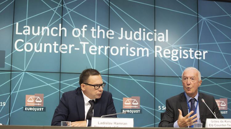 Eurojust-Präsident Ladislav Hamran (l.) stellt das Register vor. Nun können mehrere EU-Staaten einfacher Zusammenhänge zwischen Terrorakten und den Tätern erkennen. 