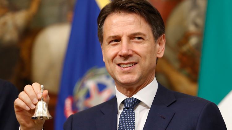 An die Arbeit: Premier Conte nach der Vereidigung seiner Minister in Rom. 