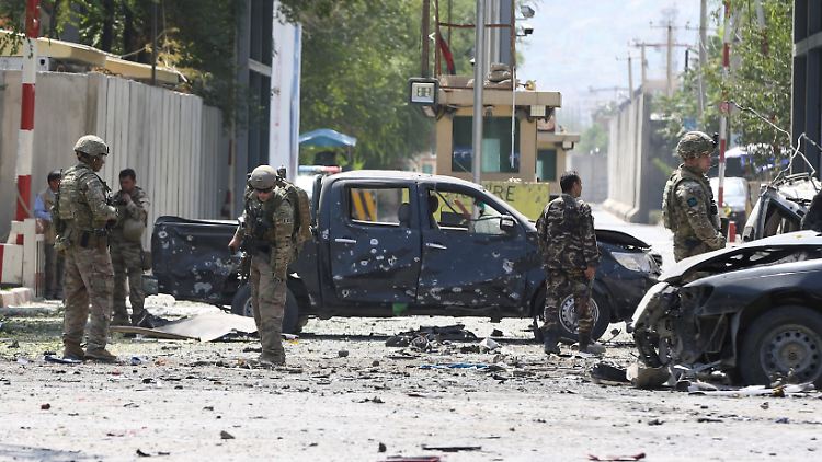 Nato-Truppen sichern den Tatort eines Selbstmordanschlags in Kabul.