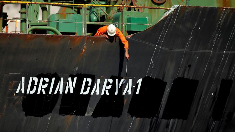 Ein Besatzungsmitglied des iranischen Öltankers "Adrian Darya-1" fotografiert den neuen Schriftzug: Das Schiff hieß zuvor "Grace 1".