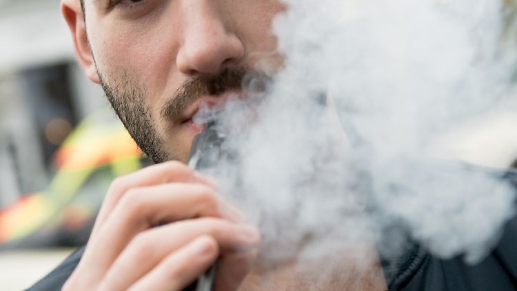 "Dampfen" galt bislang als schonendere Alternative zum Rauchen.