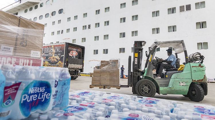 In Florida wird ein Kreuzfahrtschiff mit Hilfsmitteln für die Bahamas beladen.