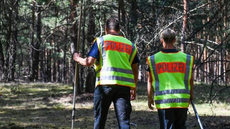 Einsatzkräfte der Polizei suchen im September 2019 in einem Waldgebiet von Kummersdorf nach Hinweisen zur vermissten Rebecca.