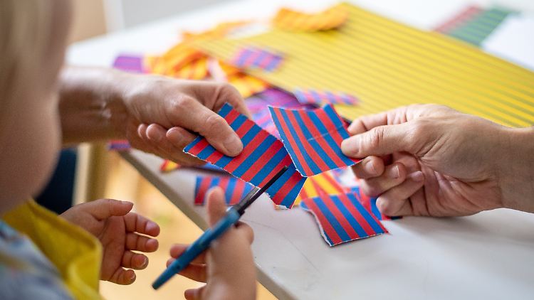 Die Jugendämter stuften 2018 rund 24.900 Fälle als "akut" ein - 15 Prozent mehr als 2017.