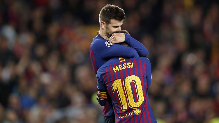 "Geh noch nicht!" Gerard Piqué umarmt seinen Freund und Kollegen Lionel Messi.