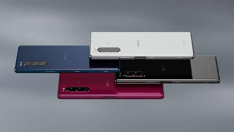 Das Sony Xperia 5 ist zwar nicht wirklich kompakt, aber deutlich handlicher als das mächtige Xperia 1.